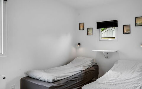 Rosmarie - 600M from the Sea: Pared, Cama, Habitación, Diseño De Interiores, Mueble, Techo, Suelo, Piso, Sábana, Lecho