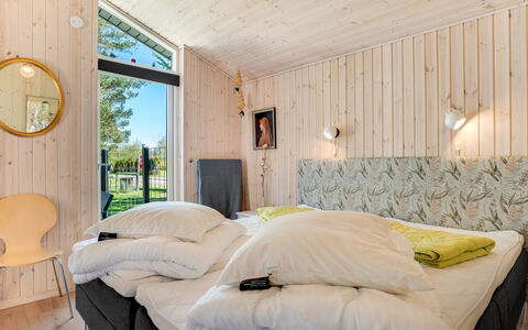 Delco - 200M from the Sea: Madera, Casa, Habitación, Cabaña, Manchas De Madera, Madera Dura, Cama, Diseño, Marco De La Cama, Lecho