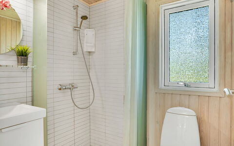 Delco - 200M from the Sea: Baño, Piso, Pared, Arreglo De Tubería, Diseño De Interiores, Suelo, Baño, Plomería, Grifo, Habitación