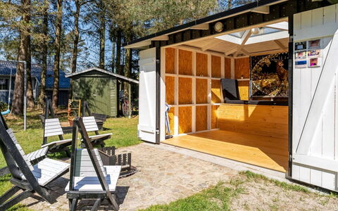 Delco - 200M from the Sea: Mueble, Diseño De Interiores, Piso, Madera, Suelo, Techo, Suelos De Madera, Silla, Mesa, Encendiendo