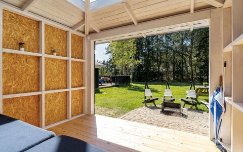 Delco - 200M from the Sea: Mueble, Diseño De Interiores, Piso, Madera, Suelo, Techo, Suelos De Madera, Silla, Mesa, Encendiendo
