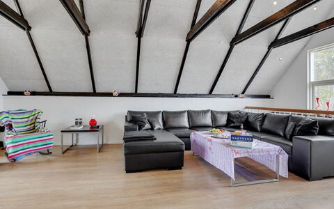 Edith - 1Km from the Sea: Mueble, Diseño De Interiores, Piso, Madera, Suelo, Techo, Suelos De Madera, Silla, Mesa, Encendiendo