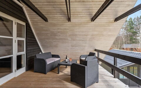 Edith - 1Km from the Sea: Mueble, Diseño De Interiores, Piso, Madera, Suelo, Techo, Suelos De Madera, Silla, Mesa, Encendiendo