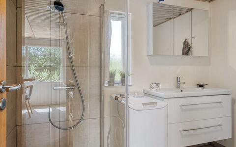 Mina - 1.4Km from the Sea: Piso, Arreglo De Tubería, Diseño De Interiores, Suelo, Baño, Techo, Grifo, Mueble De Baño, Plomería, Lavabo
