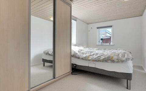Mina - 1.4Km from the Sea: Madera, Suelo, Piso, Diseño De Interiores, Techo, Habitación, Habitación, Cama, Departamento, Marco De La Cama