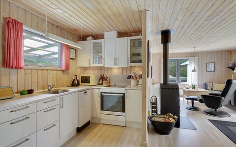 Ane - 1.7Km from the Sea: Cocina, Madera, Diseño De Interiores, Mostrador, Piso, Techo, Mueble, Suelo, Habitación, Aparato De Cocina