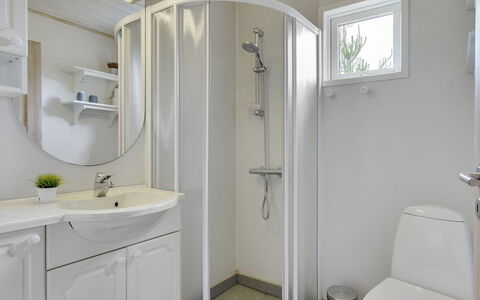 Ane - 1.7Km from the Sea: Lavabo Del Baño, Arreglo De Tubería, Lavabo, Diseño De Interiores, Baño, Piso, Grifo, Suelo, Techo, Plomería