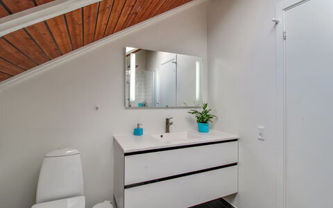 Jyde - 1.5Km from the Sea: Arreglo De Tubería, Piso, Mueble De Baño, Diseño De Interiores, Suelo, Lavabo Del Baño, Lavabo, Baño, Grifo, Plomería