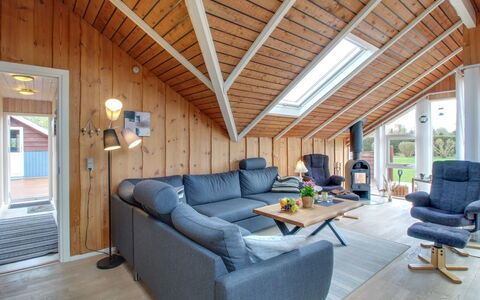 Jyde - 1.5Km from the Sea: Madera, Techo, Diseño De Interiores, Casa, Madera Dura, Suelos De Madera, Sala, Manchas De Madera, Tablón, Silla