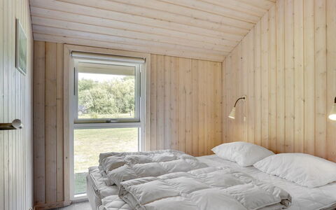 Richard - 4Km from the Sea: Madera, Habitación, Techo, Cama, Lecho, Sábana, Madera Dura, Tablón, Manchas De Madera, Marco De La Cama
