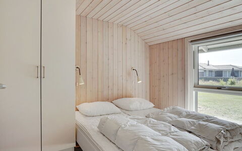 Richard - 4Km from the Sea: Madera, Techo, Habitación, Suelo, Diseño De Interiores, Piso, Cama, Sábana, Lecho, Madera Dura