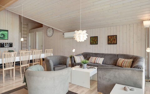 Richard - 4Km from the Sea: Mueble, Diseño De Interiores, Piso, Madera, Suelo, Techo, Sala, Sofá, Habitación, Suelos De Madera