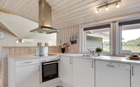 Richard - 4Km from the Sea: Madera, Cocina, Piso, Techo, Mostrador, Diseño De Interiores, Lámpara, Aparato De Cocina, Suelo, Casa