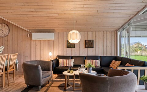 Richard - 4Km from the Sea: Mueble, Diseño De Interiores, Madera, Piso, Techo, Suelo, Sofá, Sala, Lámpara, Casa