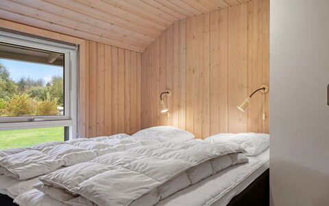Richard - 4Km from the Sea: Cama, Habitación, Sábana, Madera, Lecho, Techo, Diseño De Interiores, Piso, Suelo, Marco De La Cama