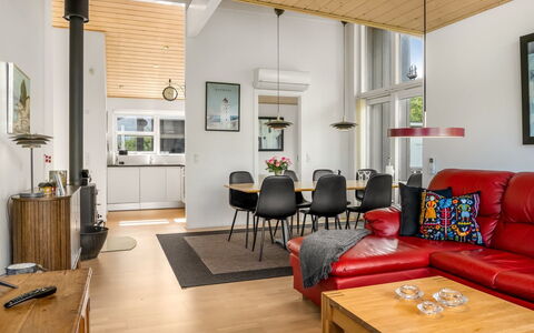 Dorithea - 3.5Km from the Sea: Mueble, Diseño De Interiores, Piso, Sofá, Suelo, Madera, Techo, Sala, Habitación, Suelos De Madera