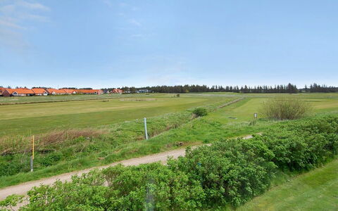 Jören - 700M from the Sea: Barrio Residencial, Techo, Suburbio, Entrada De Coches, Inmuebles, Tubo De Lámpara