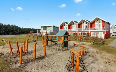 Jören - 700M from the Sea: Barrio Residencial, Techo, Suburbio, Entrada De Coches, Inmuebles, Tubo De Lámpara