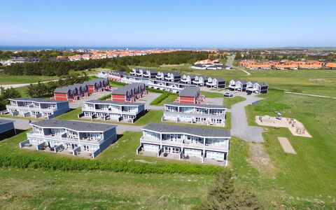 Aghi - 800M from the Sea: Barrio Residencial, Techo, Suburbio, Entrada De Coches, Inmuebles, Tubo De Lámpara