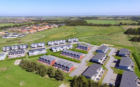 Aghi - 800M from the Sea: Barrio Residencial, Techo, Suburbio, Entrada De Coches, Inmuebles, Tubo De Lámpara