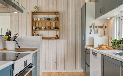 Fanney - 100M from the Sea: Cocina, Mostrador, Aparato De Cocina, Diseño De Interiores, Madera, Mueble, Piso, Electrodoméstico, Techo, Gabinetes