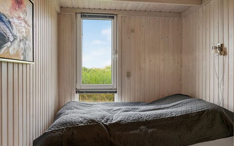Fanney - 100M from the Sea: Habitación, Cama, Madera, Sábana, Lecho, Suelo, Piso, Diseño De Interiores, Linos, Techo