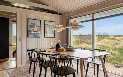 Fanney - 100M from the Sea: Madera, Cocina Y Comedor Mesa, Comedor, Suelos De Madera, Madera Dura, Manchas De Madera, Tablón, Silla, Material Natural, Madera Contrachapada
