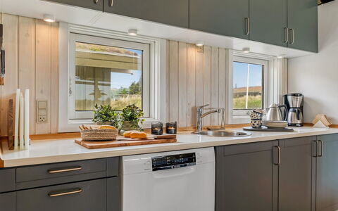 Fanney - 100M from the Sea: Aparato De Cocina, Cocina, Mostrador, Electrodoméstico, Diseño De Interiores, Gabinetes, Electrodoméstico, Mueble, Piso, Pequeños Electrodomésticos