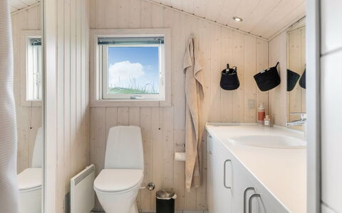 Fanney - 100M from the Sea: Madera, Arreglo De Tubería, Piso, Suelo, Baño, Diseño De Interiores, Plomería, Baño, Lavabo, Casa