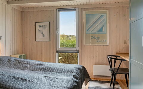 Fanney - 100M from the Sea: Habitación, Madera, Cama, Suelo, Sábana, Diseño De Interiores, Piso, Lecho, Marco De La Cama, Techo