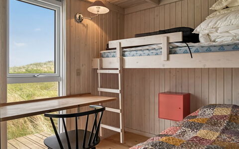 Fanney - 100M from the Sea: Habitación, Madera, Diseño De Interiores, Cama, Mueble, Techo, Piso, Suelo, Litera, Marco De La Cama
