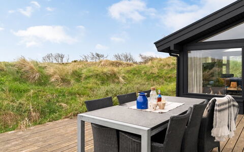 Fanney - 100M from the Sea: Cabaña, Mueble Para Exteriores, Cubierta, Madera Dura, Porche, Cocina Y Comedor Mesa, Silla, Manchas De Madera, Eco Hotel, Tablón