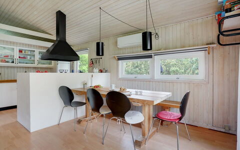 Evan - 1.3Km from the Sea: Diseño De Interiores, Piso, Madera, Mueble, Techo, Suelo, Lámpara, Cocina, Mostrador, Encendiendo