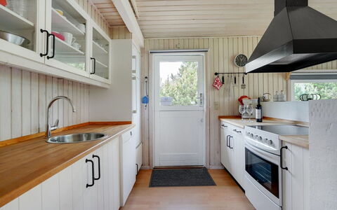 Evan - 1.3Km from the Sea: Cocina, Piso, Madera, Diseño De Interiores, Mostrador, Suelo, Techo, Suelos De Madera, Aparato De Cocina, Casa