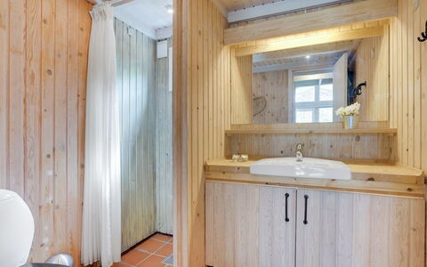 Evan - 1.3Km from the Sea: Piso, Madera, Suelo, Diseño De Interiores, Arreglo De Tubería, Techo, Habitación, Plomería, Grifo, Baño
