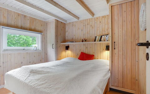 Evan - 1.3Km from the Sea: Madera, Habitación, Diseño De Interiores, Piso, Techo, Suelo, Cama, Habitación, Encendiendo, Mueble