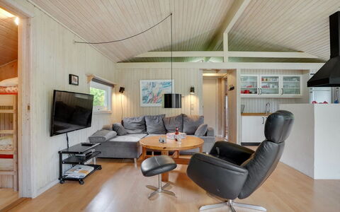 Evan - 1.3Km from the Sea: Diseño De Interiores, Techo, Madera, Mueble, Piso, Sofá, Habitación, Suelo, Sala, Lámpara