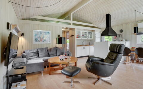 Evan - 1.3Km from the Sea: Diseño De Interiores, Mueble, Techo, Sofá, Madera, Piso, Sala, Habitación, Suelo, Lámpara