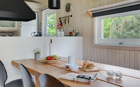 Evan - 1.3Km from the Sea: Diseño De Interiores, Mueble, Madera, Piso, Cocina, Techo, Mostrador, Lámpara, Encendiendo, Suelo