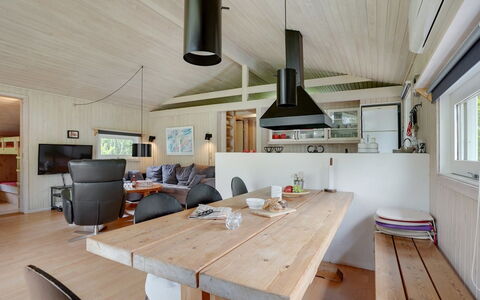 Evan - 1.3Km from the Sea: Madera, Techo, Diseño De Interiores, Piso, Mueble, Suelo, Habitación, Casa, Lámpara, Sala