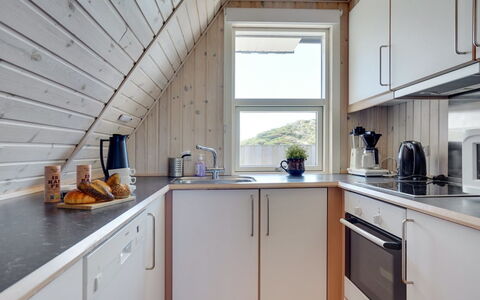 Viona - 350M from the Sea: Madera, Cocina, Piso, Techo, Diseño De Interiores, Suelo, Mostrador, Gabinetes, Aparato De Cocina, Electrodoméstico