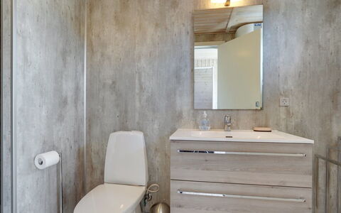 Viona - 350M from the Sea: Piso, Arreglo De Tubería, Suelo, Lavabo, Baño, Lavabo Del Baño, Diseño De Interiores, Grifo, Plomería, Loseta