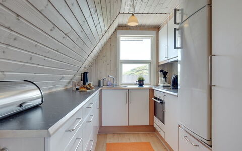 Viona - 350M from the Sea: Cocina, Piso, Mostrador, Madera, Aparato De Cocina, Diseño De Interiores, Techo, Suelo, Gabinetes, Electrodoméstico