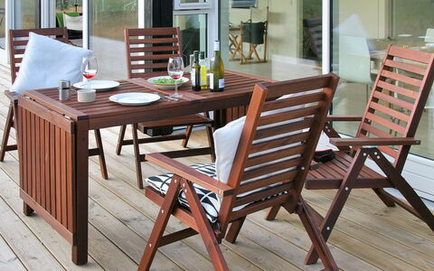 Melinda - 2Km from the Sea: Mueble, Mueble Para Exteriores, Madera, Mesa, Silla, Mesa Al Aire Libre, Madera Dura, Piso, Manchas De Madera, Suelo