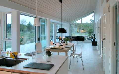 Melinda - 2Km from the Sea: Casa, Techo, Silla, Lámpara, Cocina Y Comedor Mesa, Sala, Planta De Casa, La Luz Del Día, Suelos De Madera