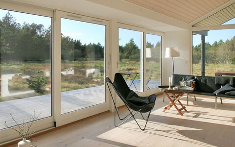 Melinda - 2Km from the Sea: Madera, Mueble, Piso, Suelo, Suelos De Madera, Silla, Madera Dura, Manchas De Madera, Sala, Mesa De Café