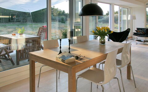 Melinda - 2Km from the Sea: Mueble, Diseño De Interiores, Silla, Piso, Suelo, Mesa, Cocina Y Comedor Mesa, Comedor, Madera, Techo