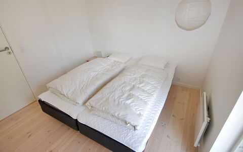 Melinda - 2Km from the Sea: Habitación, Madera, Suelo, Piso, Cama, Mueble, Lecho, Sábana, Diseño De Interiores, Linos