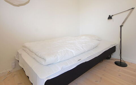 Melinda - 2Km from the Sea: Mueble, Madera, Suelo, Piso, Habitación, Cama, Diseño De Interiores, Sábana, Lecho, Linos
