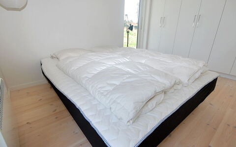 Melinda - 2Km from the Sea: Habitación, Cama, Suelo, Lecho, Sábana, Marco De La Cama, Linos, Mueble, Colchón, Suelos De Madera